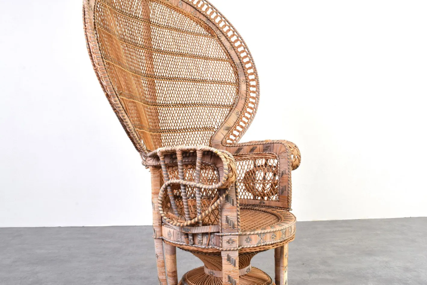 Moderner Mid-Century Peacock Emmanuelle Stuhl aus Korbgeflecht von Kok Maison, 1970er