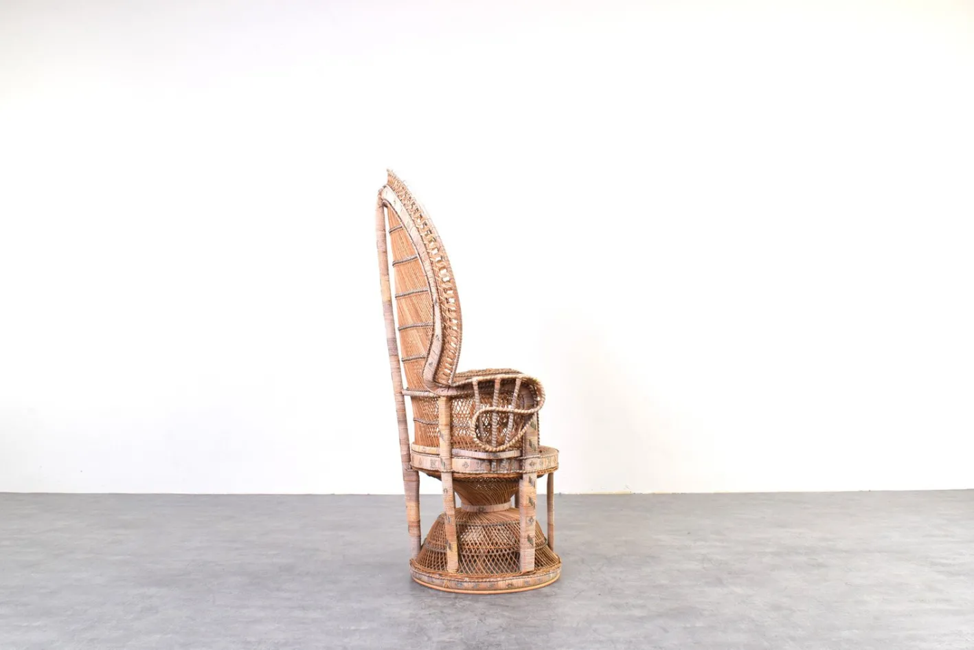 Moderner Mid-Century Peacock Emmanuelle Stuhl aus Korbgeflecht von Kok Maison, 1970er