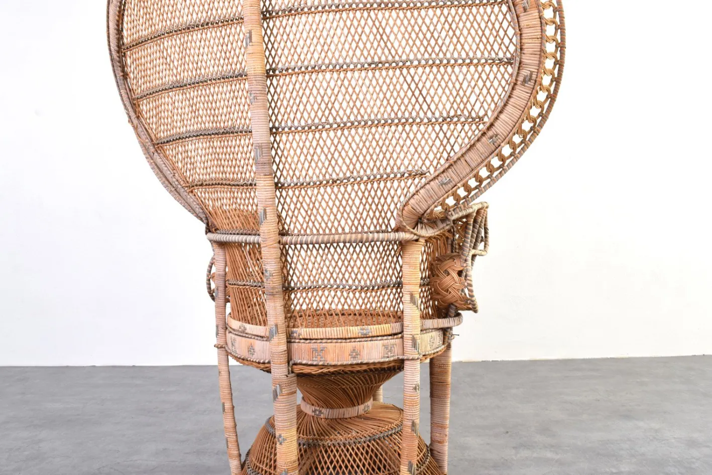 Moderner Mid-Century Peacock Emmanuelle Stuhl aus Korbgeflecht von Kok Maison, 1970er
