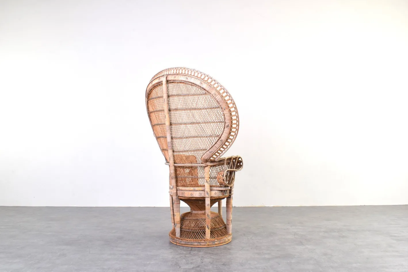 Moderner Mid-Century Peacock Emmanuelle Stuhl aus Korbgeflecht von Kok Maison, 1970er
