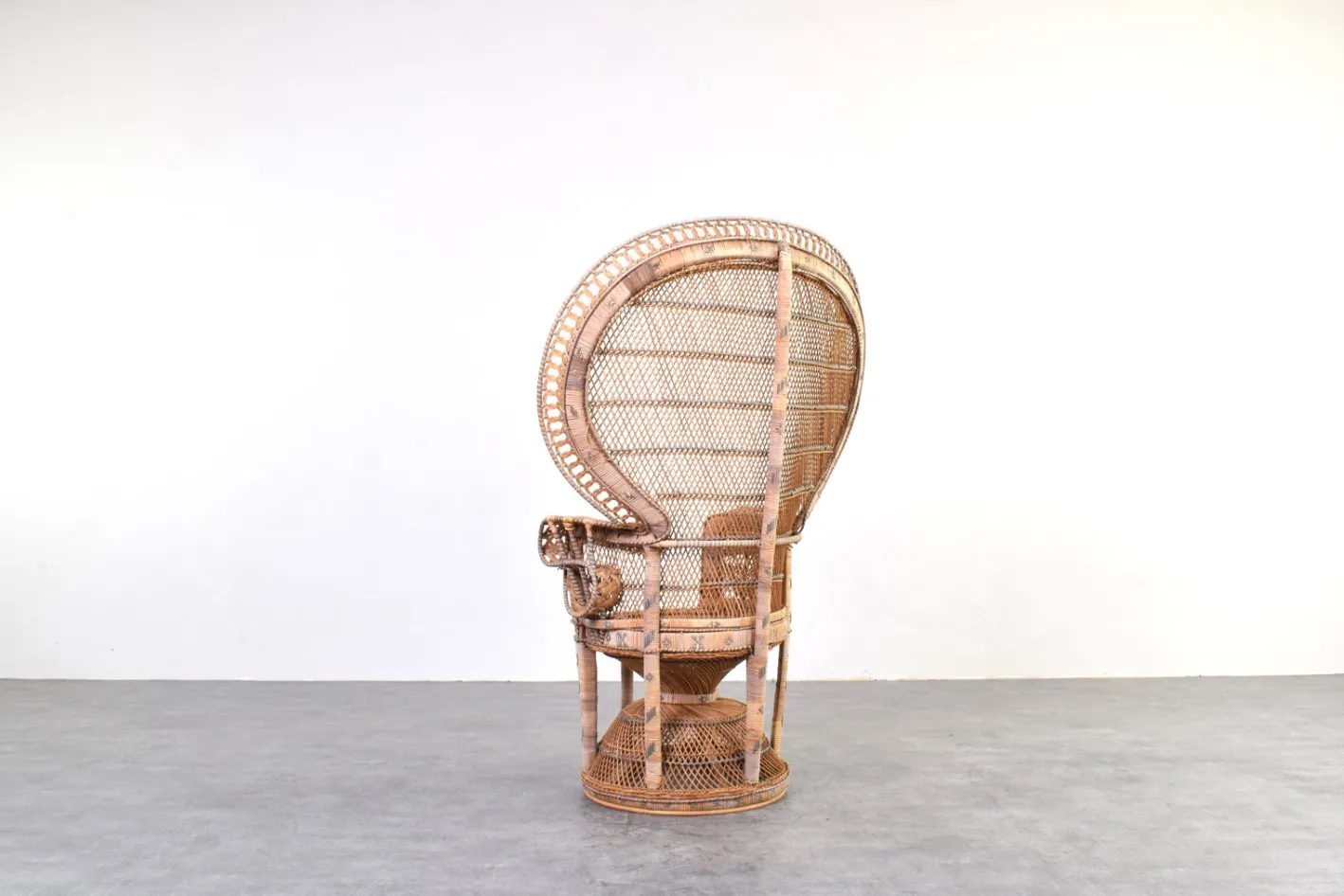 Moderner Mid-Century Peacock Emmanuelle Stuhl aus Korbgeflecht von Kok Maison, 1970er