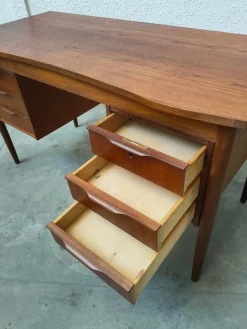 Moderner Mid-Century Schreibtisch aus Teak, Dänemark, 1970
