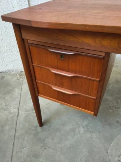 Moderner Mid-Century Schreibtisch aus Teak, Dänemark, 1970