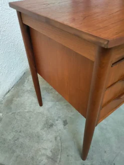 Moderner Mid-Century Schreibtisch aus Teak, Dänemark, 1970
