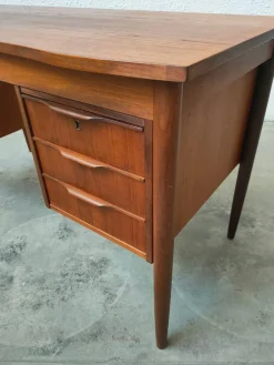 Moderner Mid-Century Schreibtisch aus Teak, Dänemark, 1970
