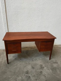 Moderner Mid-Century Schreibtisch aus Teak, Dänemark, 1970