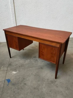 Moderner Mid-Century Schreibtisch aus Teak, Dänemark, 1970