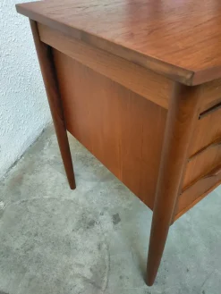 Moderner Mid-Century Schreibtisch aus Teak, Dänemark, 1970