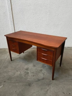 Moderner Mid-Century Schreibtisch aus Teak, Dänemark, 1970