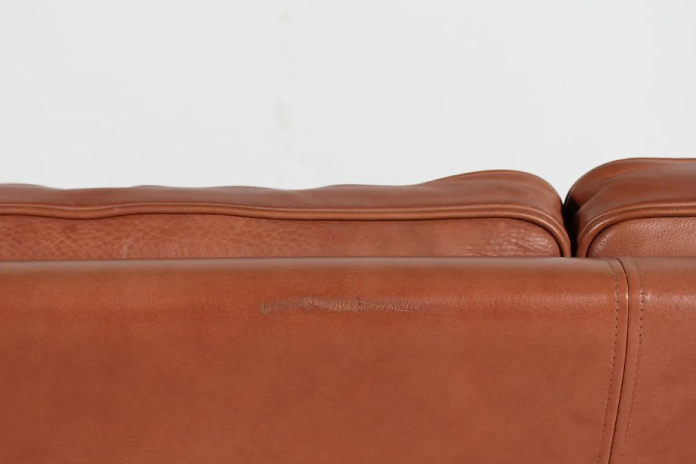 Modernes dänisches Drei-Sitzer Sofa mit patiniertem cognacfarbenem Leder von Stouby, 1980er