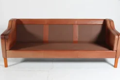 Modernes dänisches Drei-Sitzer Sofa mit patiniertem cognacfarbenem Leder von Stouby, 1980er