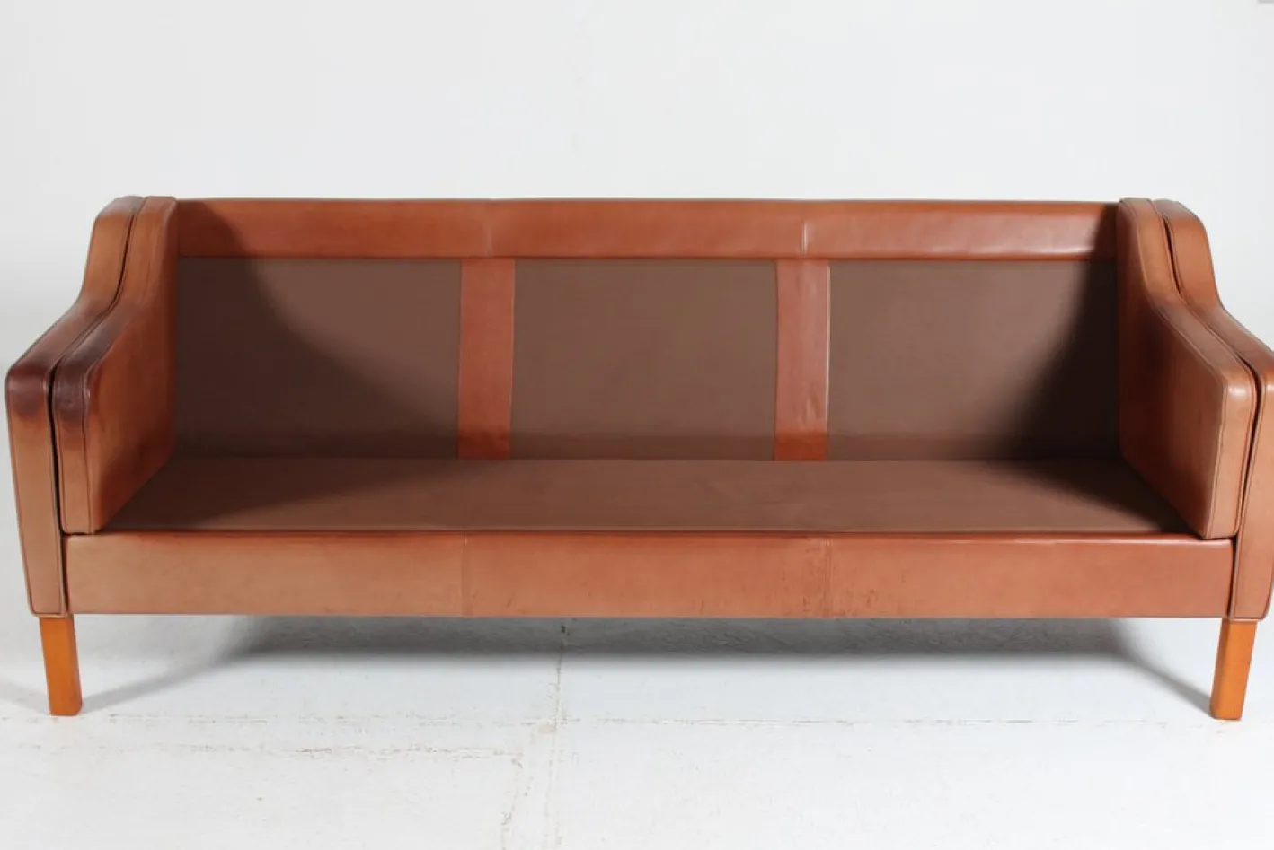 Modernes dänisches Drei-Sitzer Sofa mit patiniertem cognacfarbenem Leder von Stouby, 1980er