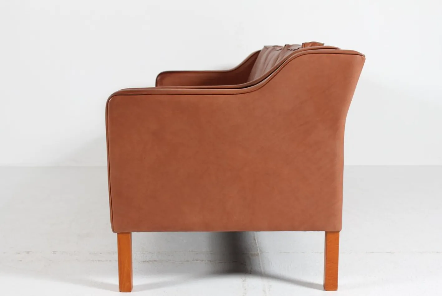 Modernes dänisches Drei-Sitzer Sofa mit patiniertem cognacfarbenem Leder von Stouby, 1980er