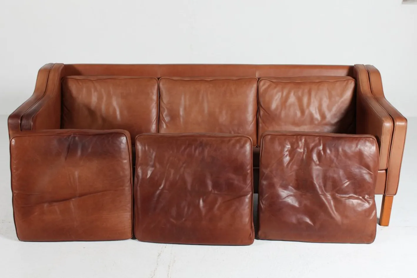 Modernes dänisches Drei-Sitzer Sofa mit patiniertem cognacfarbenem Leder von Stouby, 1980er