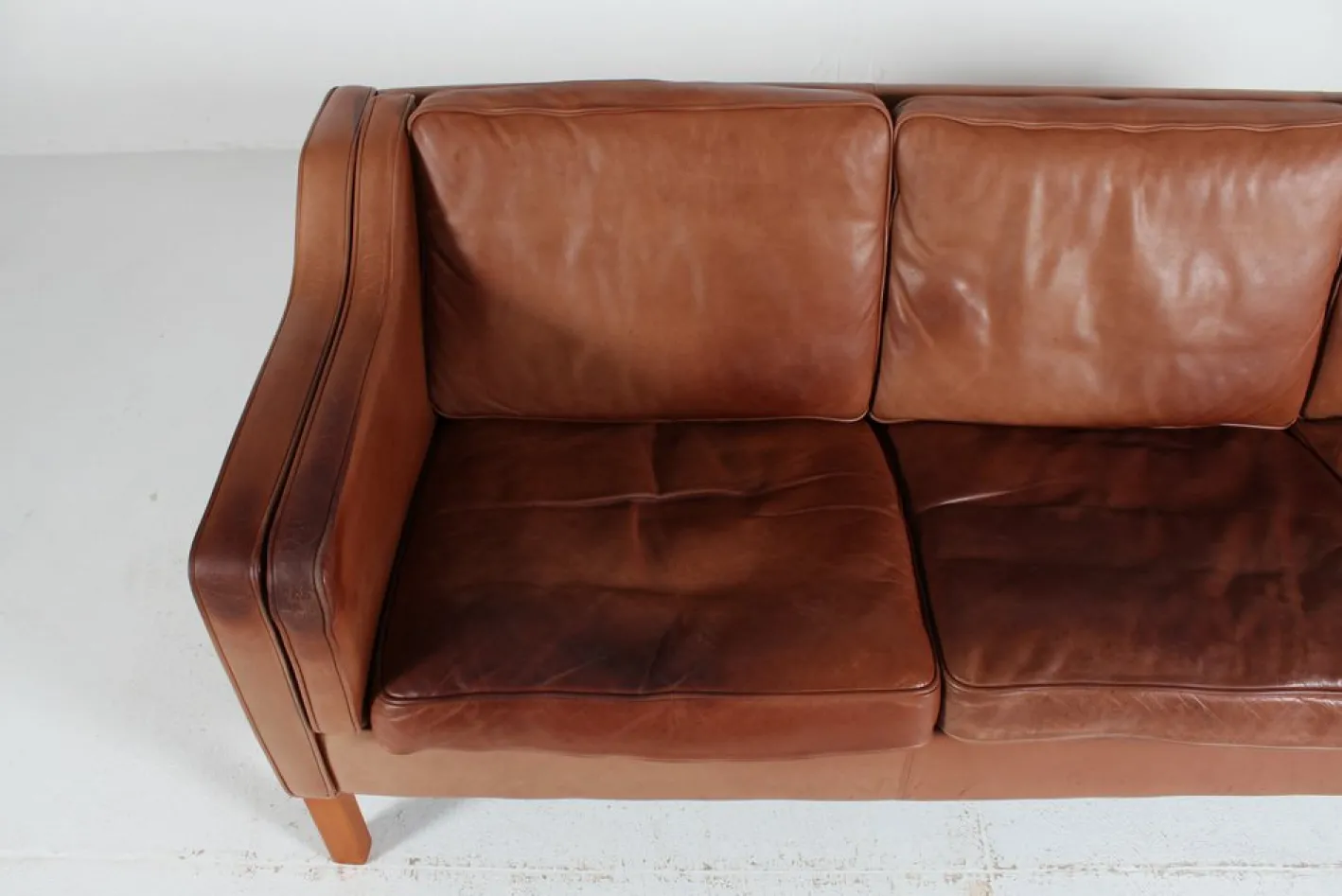 Modernes dänisches Drei-Sitzer Sofa mit patiniertem cognacfarbenem Leder von Stouby, 1980er