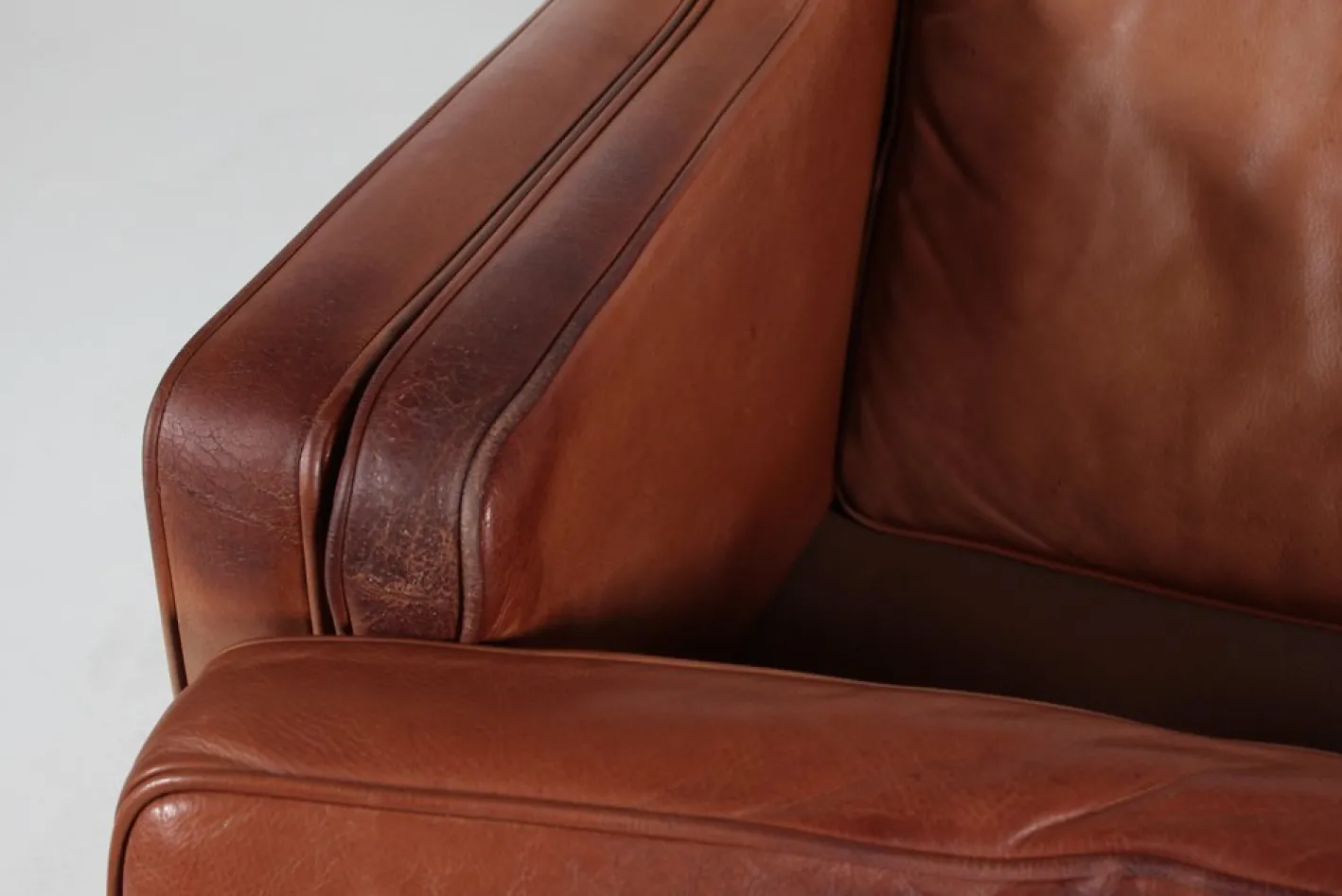 Modernes dänisches Drei-Sitzer Sofa mit patiniertem cognacfarbenem Leder von Stouby, 1980er