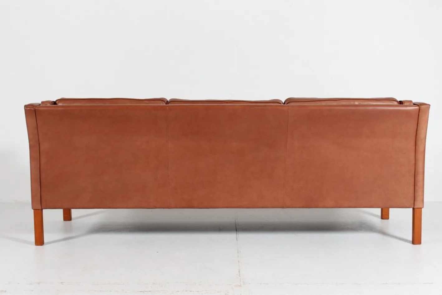 Modernes dänisches Drei-Sitzer Sofa mit patiniertem cognacfarbenem Leder von Stouby, 1980er