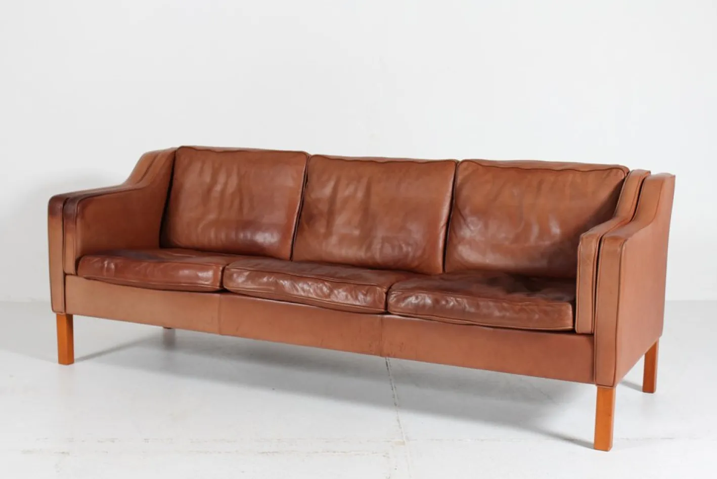 Modernes dänisches Drei-Sitzer Sofa mit patiniertem cognacfarbenem Leder von Stouby, 1980er