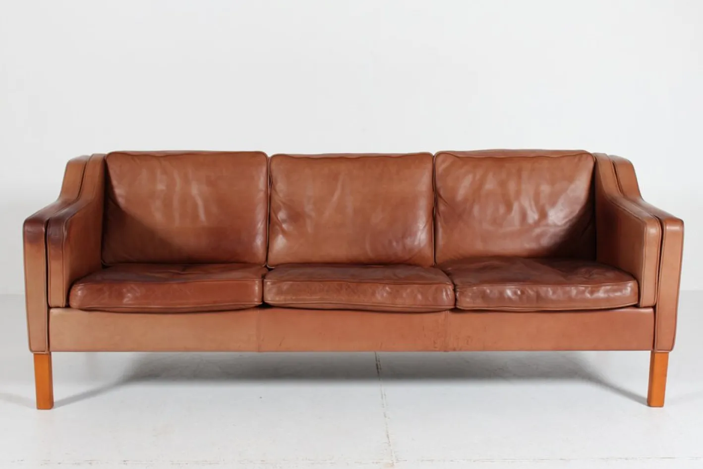 Modernes dänisches Drei-Sitzer Sofa mit patiniertem cognacfarbenem Leder von Stouby, 1980er