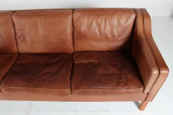 Modernes dänisches Drei-Sitzer Sofa mit patiniertem cognacfarbenem Leder von Stouby, 1980er