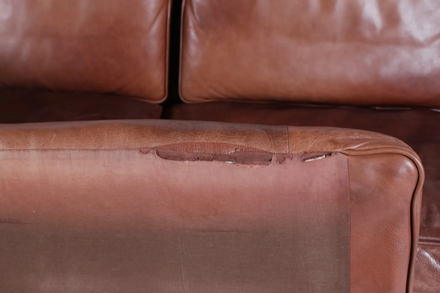 Modernes dänisches Drei-Sitzer Sofa mit patiniertem cognacfarbenem Leder von Stouby, 1980er