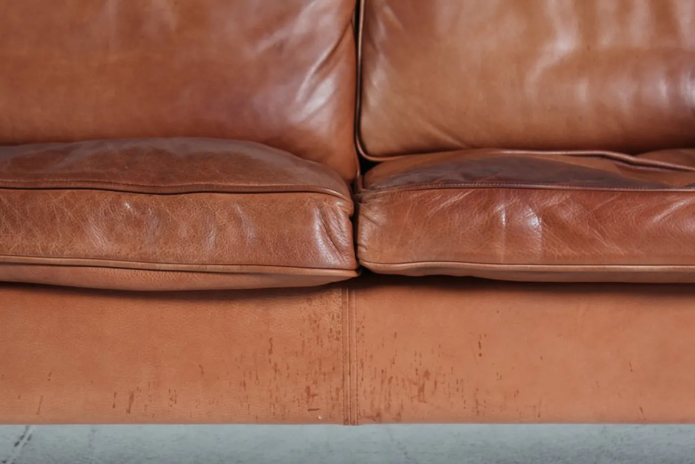 Modernes dänisches Drei-Sitzer Sofa mit patiniertem cognacfarbenem Leder von Stouby, 1980er