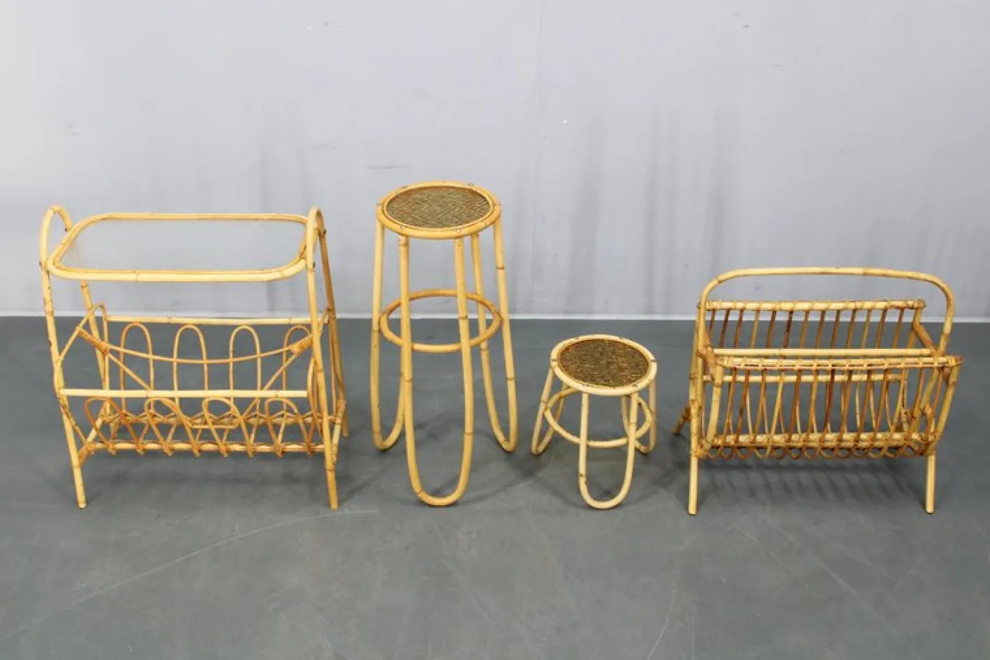 Modernes Europäisches Mid-Century Rattan Zubehörset mit Tischen und Zeitschriftenständern, 1960er, 4 . Set