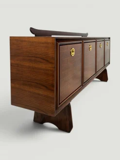 Modernes italienisches Mid-Century Sideboard aus Nussholz mit Messingmedaillons von Paolo Buffa, 1950er