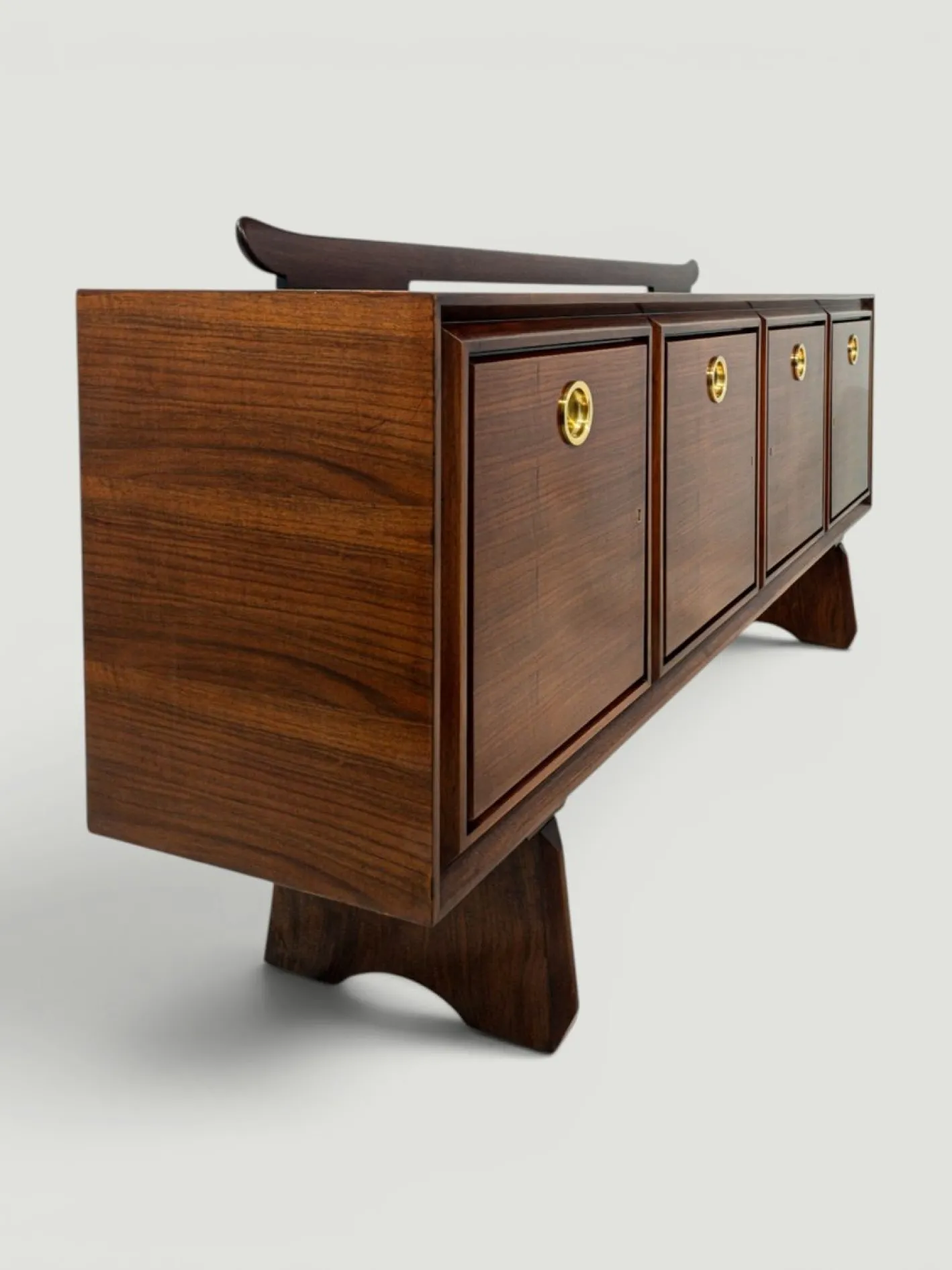 Modernes italienisches Mid-Century Sideboard aus Nussholz mit Messingmedaillons von Paolo Buffa, 1950er