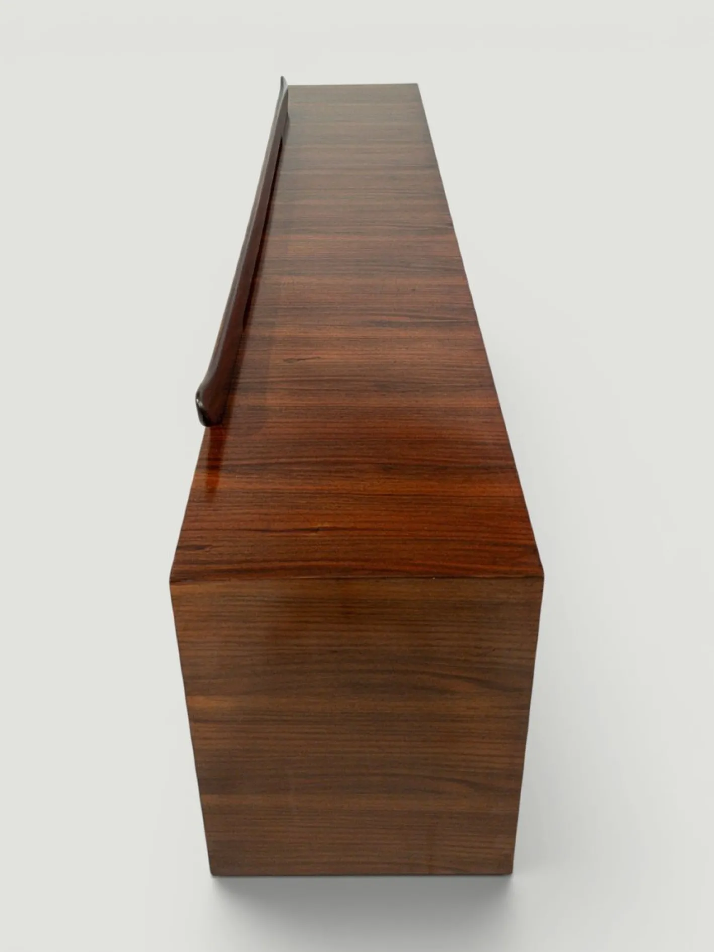 Modernes italienisches Mid-Century Sideboard aus Nussholz mit Messingmedaillons von Paolo Buffa, 1950er