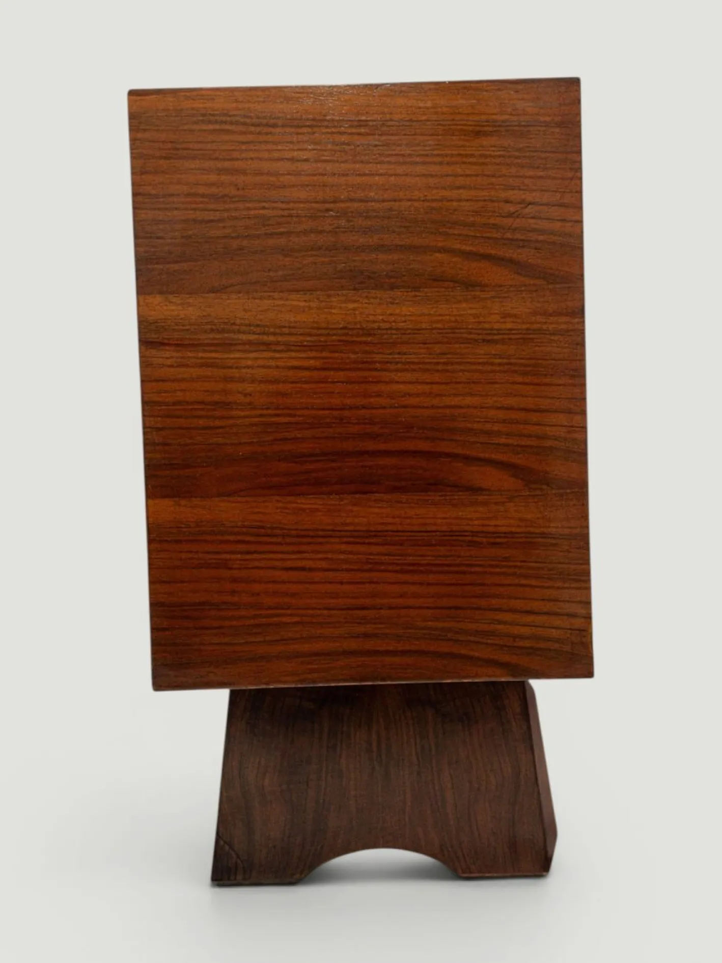 Modernes italienisches Mid-Century Sideboard aus Nussholz mit Messingmedaillons von Paolo Buffa, 1950er