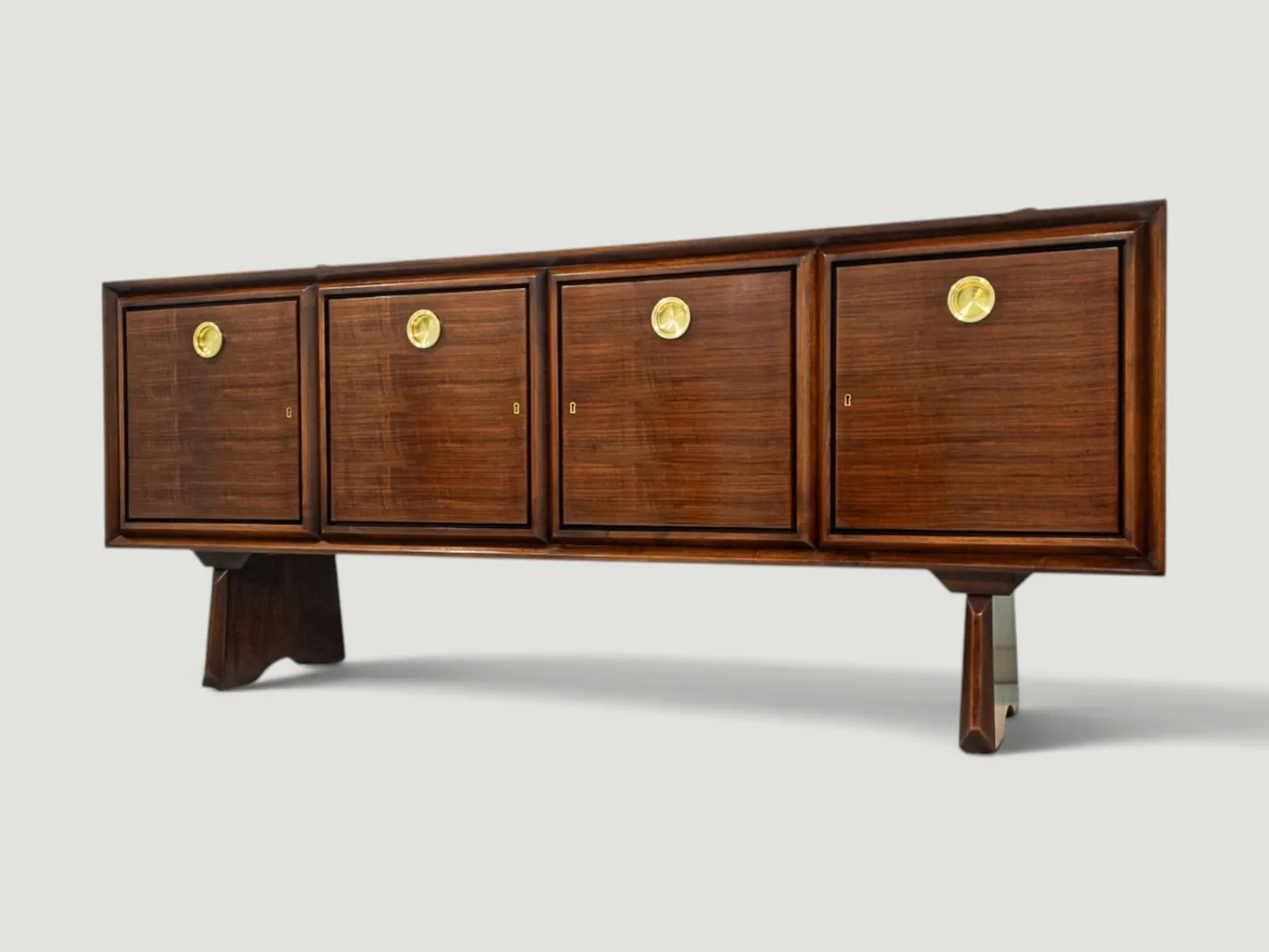 Modernes italienisches Mid-Century Sideboard aus Nussholz mit Messingmedaillons von Paolo Buffa, 1950er