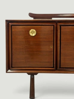 Modernes italienisches Mid-Century Sideboard aus Nussholz mit Messingmedaillons von Paolo Buffa, 1950er