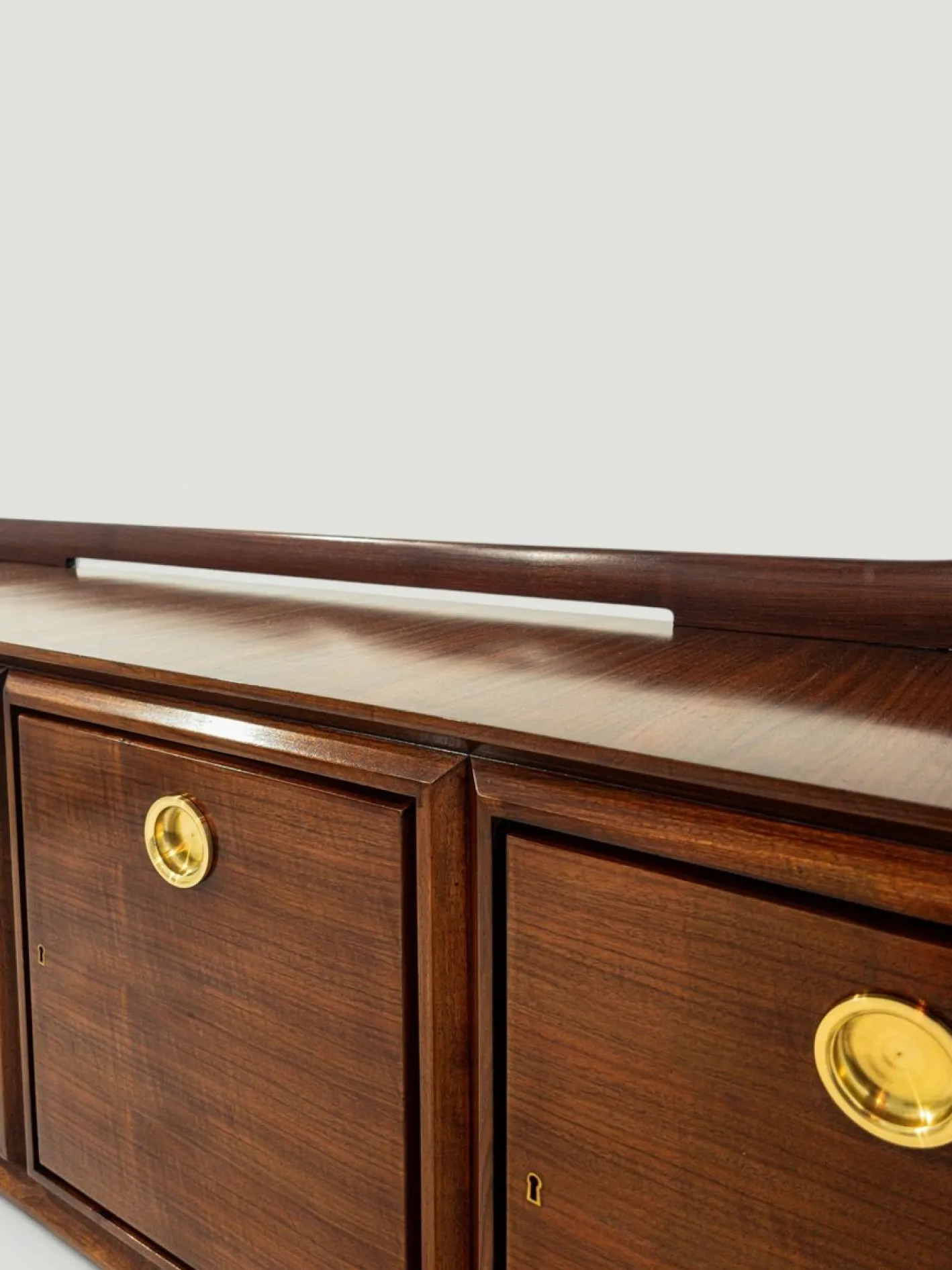 Modernes italienisches Mid-Century Sideboard aus Nussholz mit Messingmedaillons von Paolo Buffa, 1950er