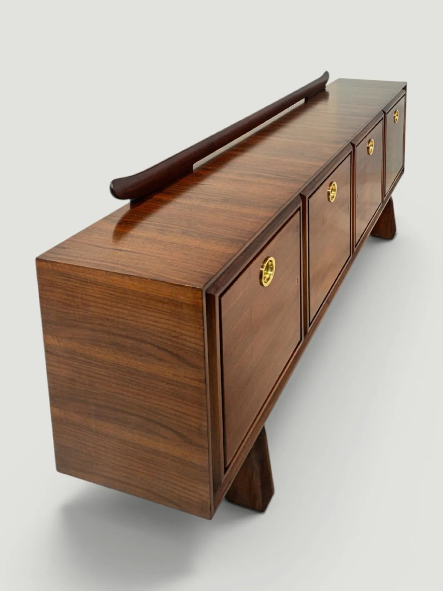 Modernes italienisches Mid-Century Sideboard aus Nussholz mit Messingmedaillons von Paolo Buffa, 1950er