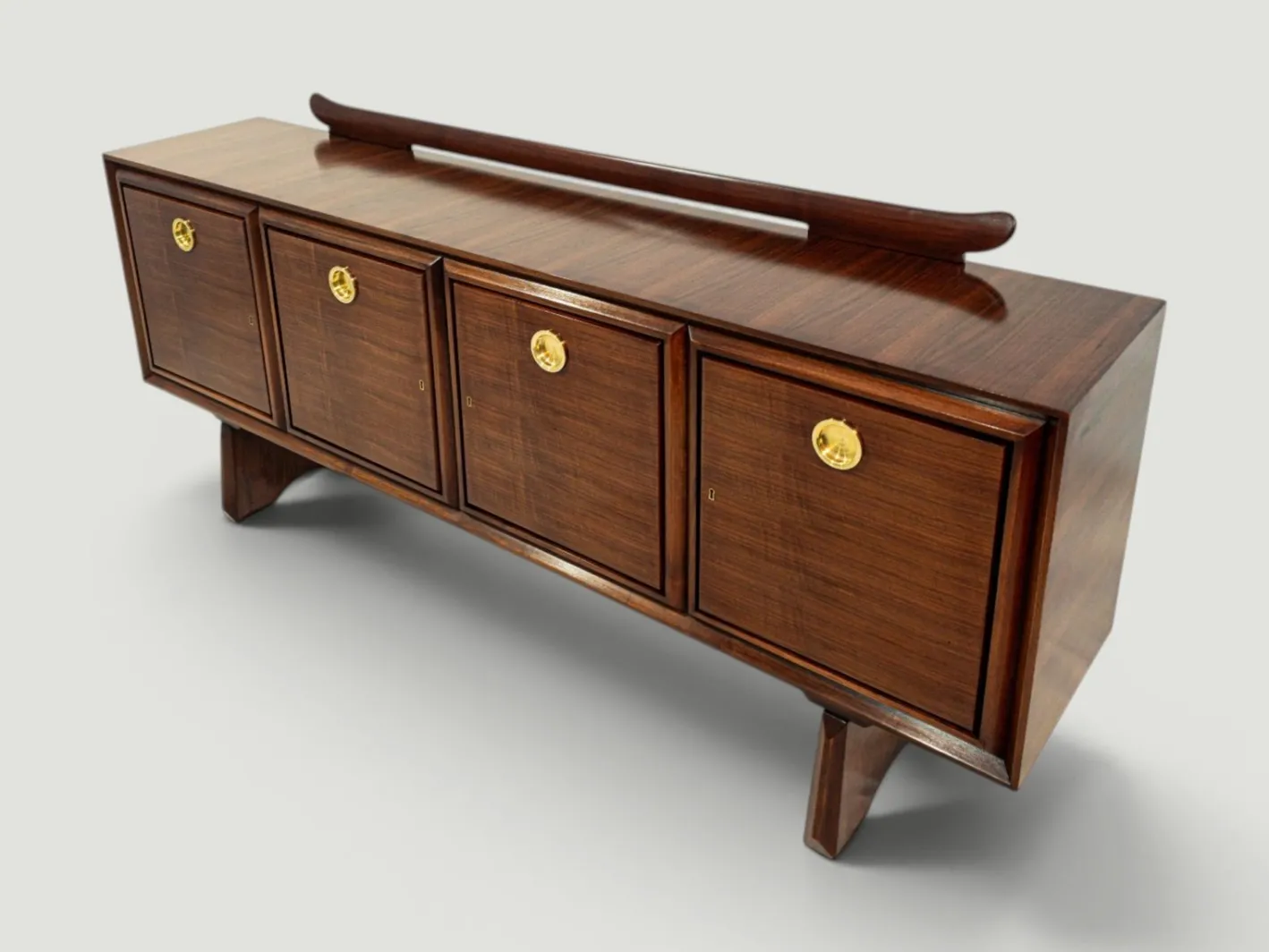 Modernes italienisches Mid-Century Sideboard aus Nussholz mit Messingmedaillons von Paolo Buffa, 1950er