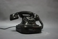 Modernes Mid-Century Bakelit Drehtelefon von Tesla, 1950er