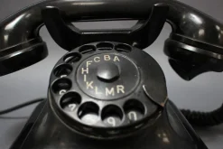 Modernes Mid-Century Bakelit Drehtelefon von Tesla, 1950er