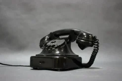 Modernes Mid-Century Bakelit Drehtelefon von Tesla, 1950er