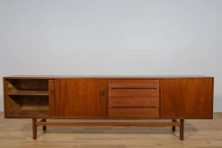 Modernes Mid-Century Teak Sideboard von Nils Jonsson für Hugo Troeds, 1960er