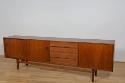 Modernes Mid-Century Teak Sideboard von Nils Jonsson für Hugo Troeds, 1960er