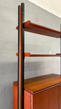 Modulares Mid-Century Modern Wandregal aus furniertem und schwarzem Metall, 1960er