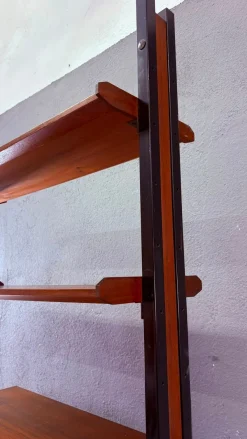Modulares Mid-Century Modern Wandregal aus furniertem und schwarzem Metall, 1960er