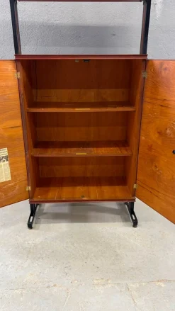 Modulares Mid-Century Modern Wandregal aus furniertem und schwarzem Metall, 1960er