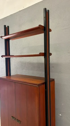 Modulares Mid-Century Modern Wandregal aus furniertem und schwarzem Metall, 1960er