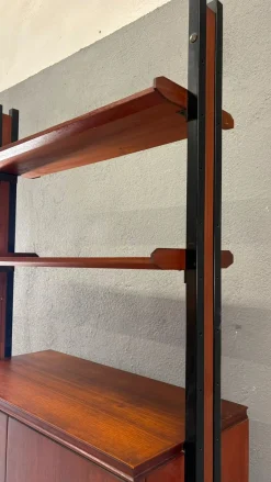 Modulares Mid-Century Modern Wandregal aus furniertem und schwarzem Metall, 1960er