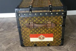 Monogrammierte Truhe von Louis Vuitton