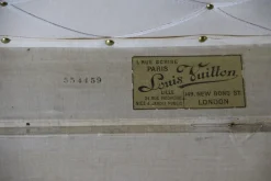 Monogrammierte Truhe von Louis Vuitton