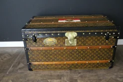 Monogrammierte Truhe von Louis Vuitton