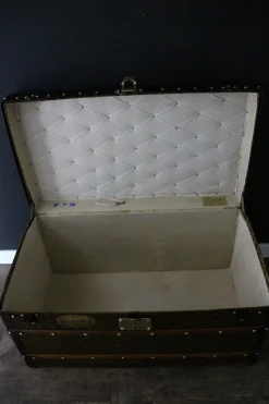 Monogrammierte Truhe von Louis Vuitton